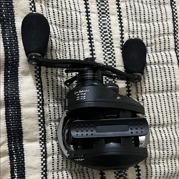 Left Handed Baitcasting Reel - Picture 2 of 3